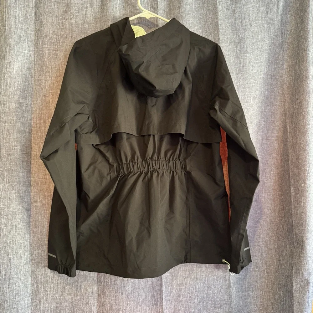 ASICS Women's M Waterproof Jacket in Performance Black/Whisper Green - $110‎